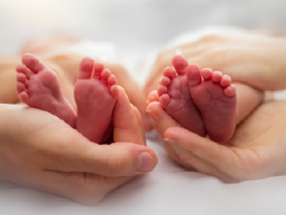 夢を叶え　双子の赤ちゃんを手に抱いた喜び